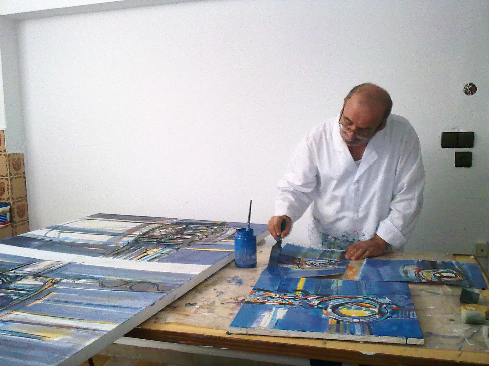 L'artiste travaillant sur une toile