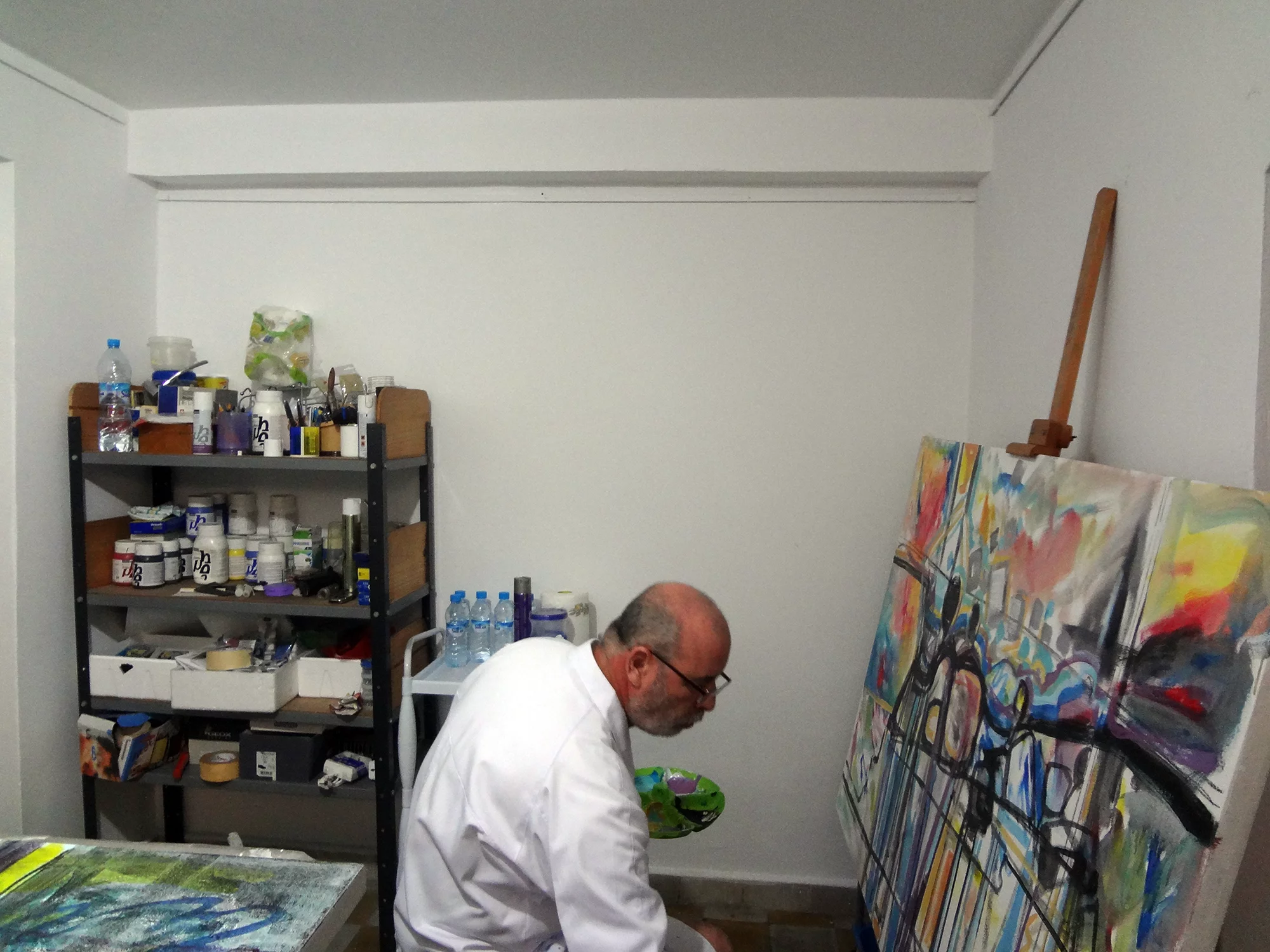 Photo de l'artiste entrain de peindre dans son atelier