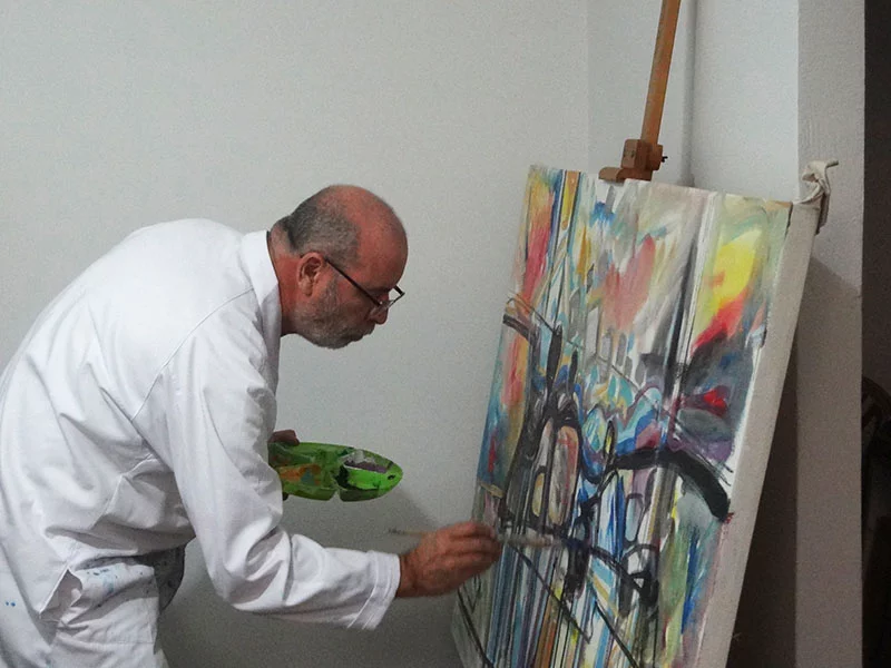 Photo de l'artiste entrain de peindre dans son atelier