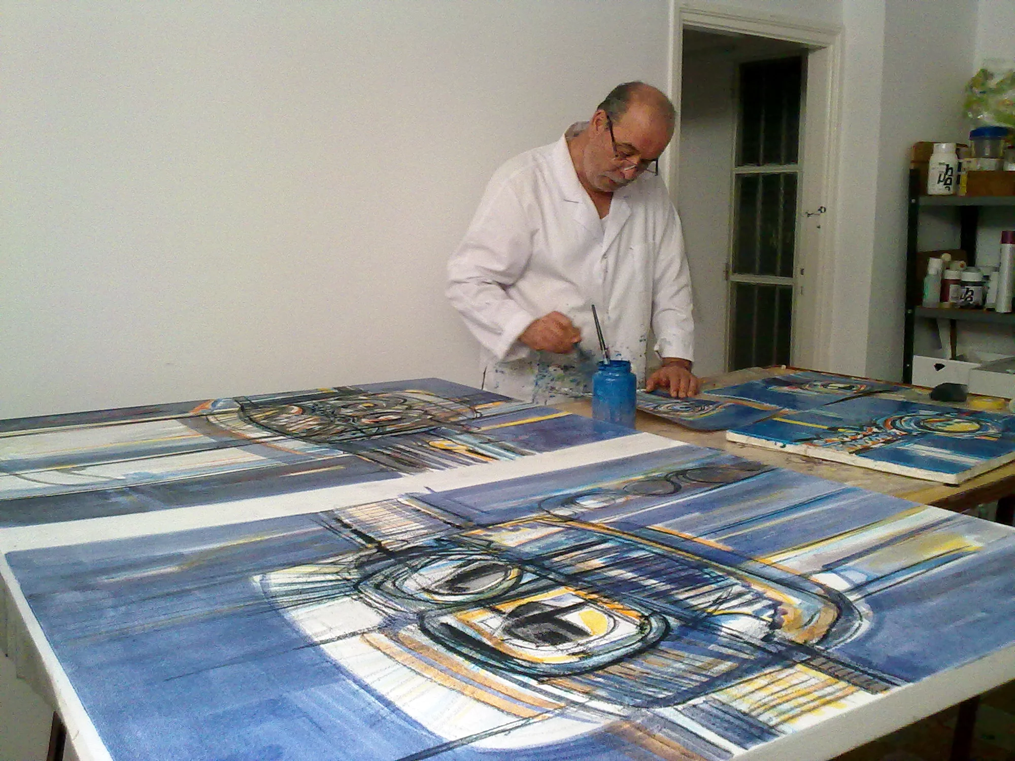 Photo de l'artiste entrain de peindre dans son atelier