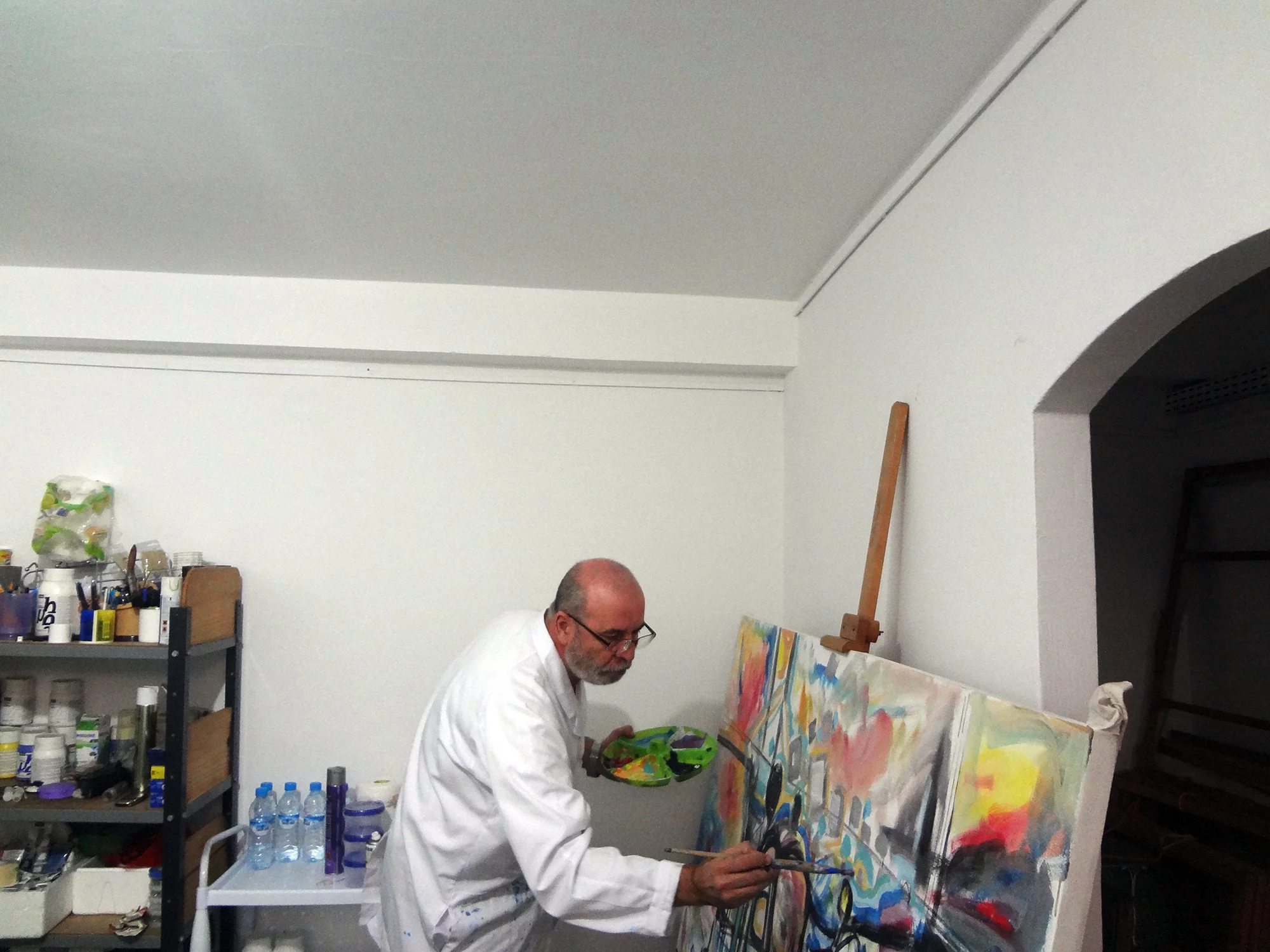 Photo de l'artiste entrain de peindre dans son atelier