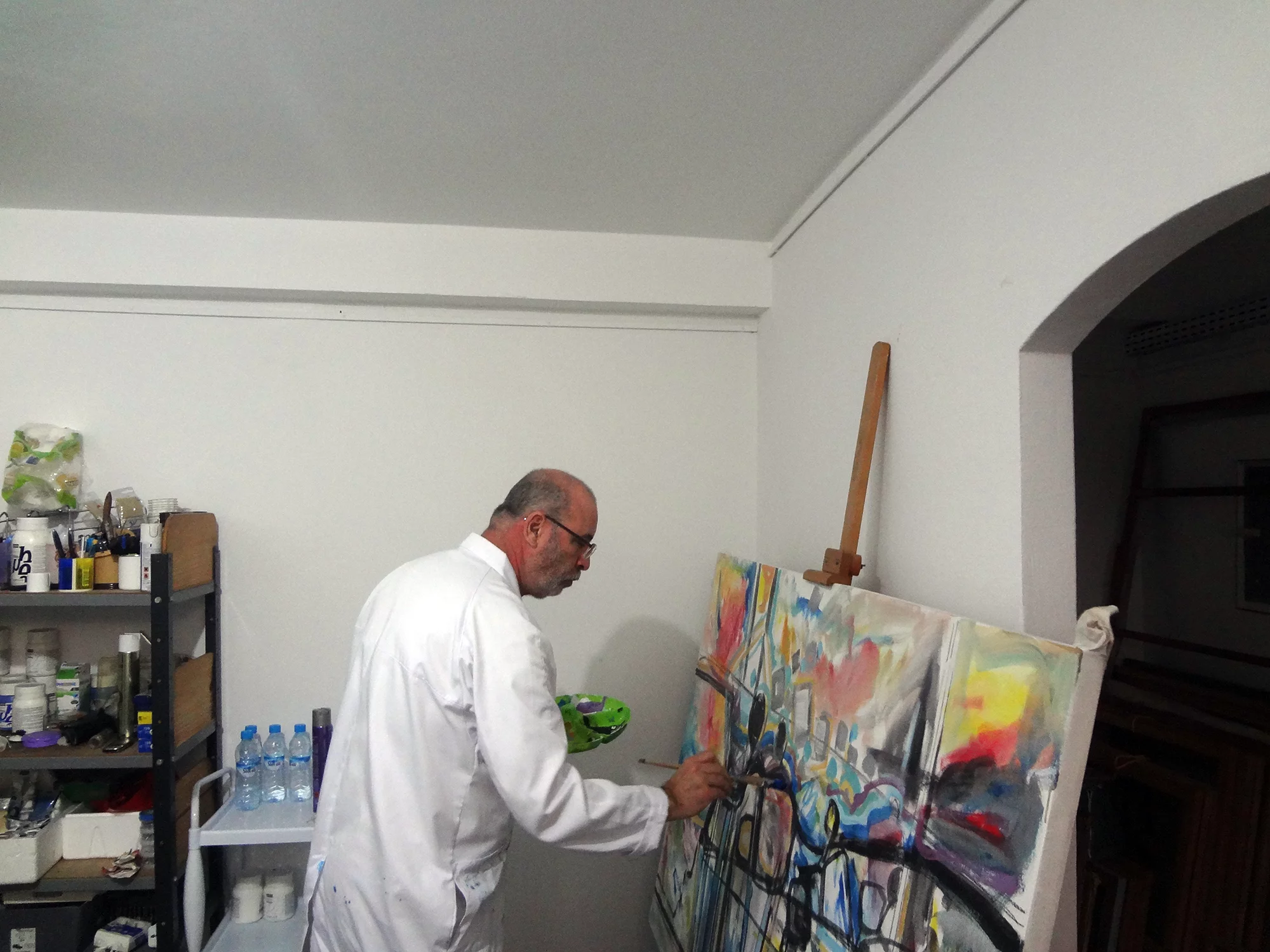 Photo de l'artiste entrain de peindre dans son atelier