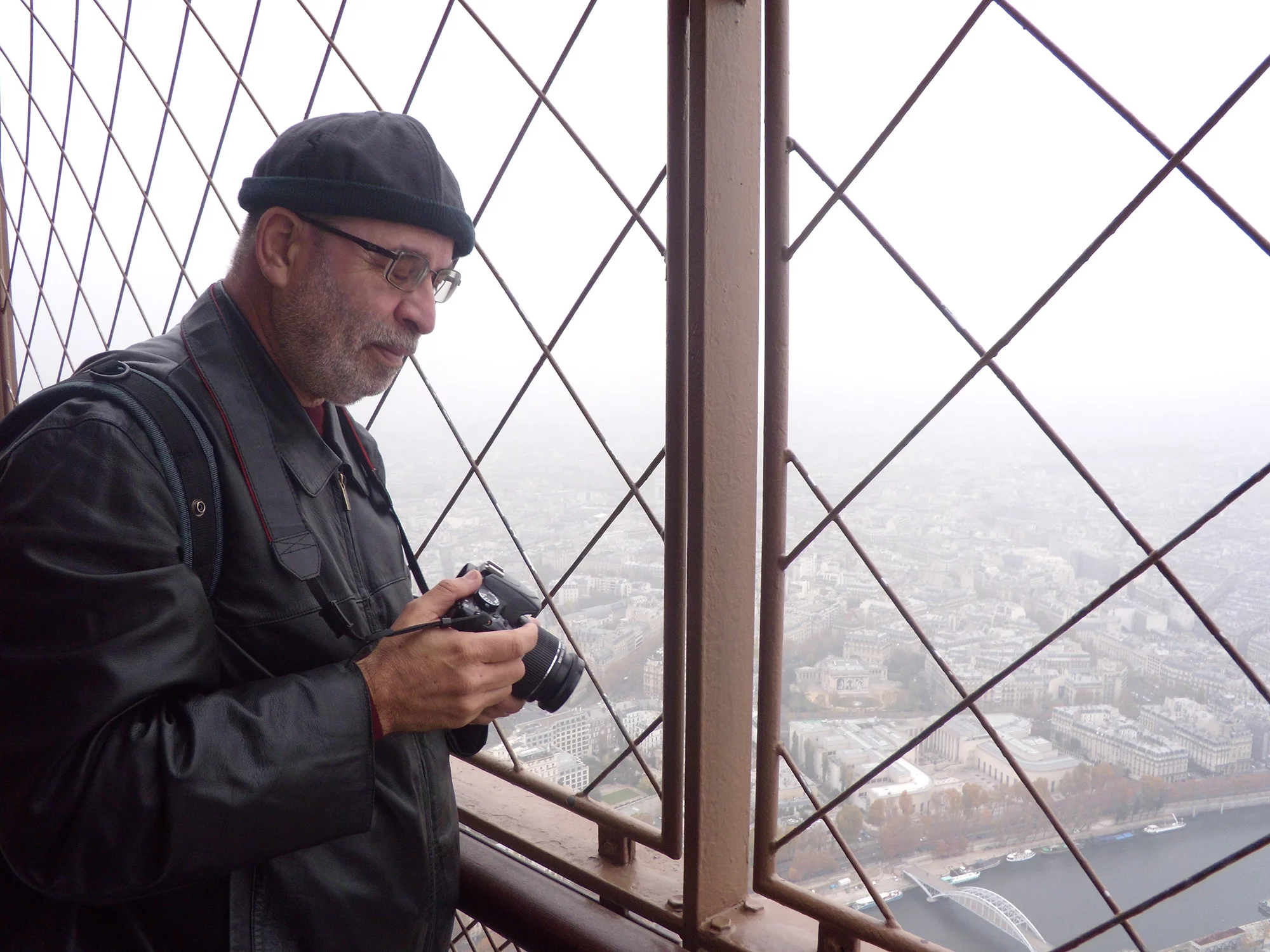 Photo de l'artiste tenant son appareil photo