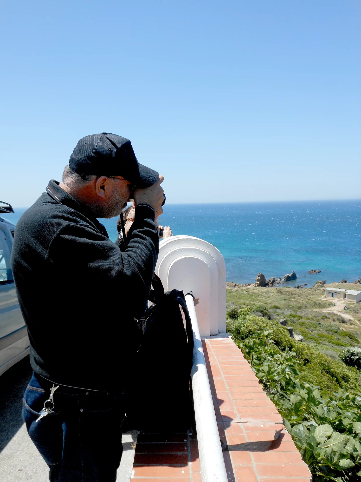 Photo de l'artiste tenant son appareil photo