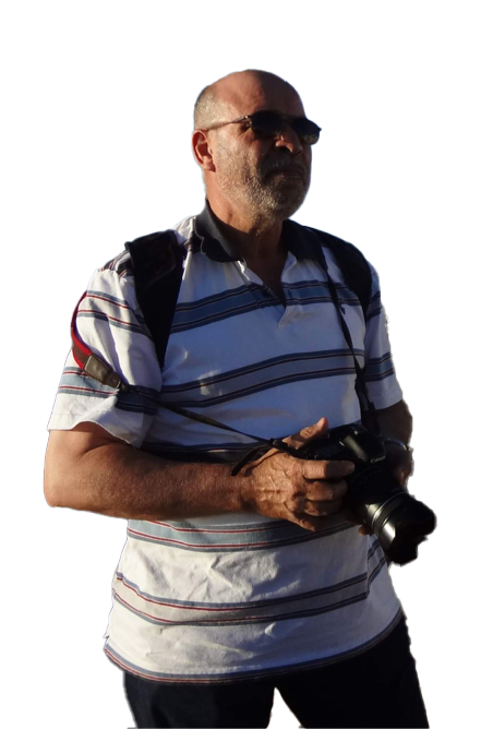 Photographe tenant son appareil photo